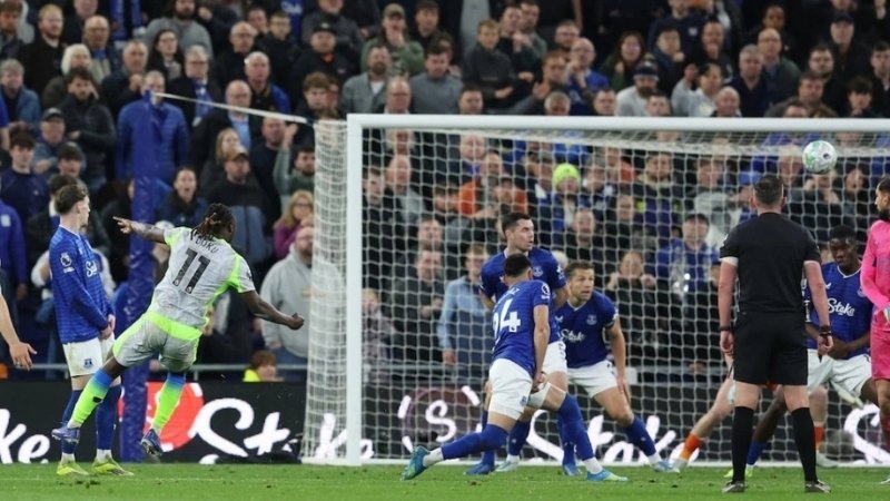 Pep Guardiola khen ngợi Doku vì thi đấu tốt